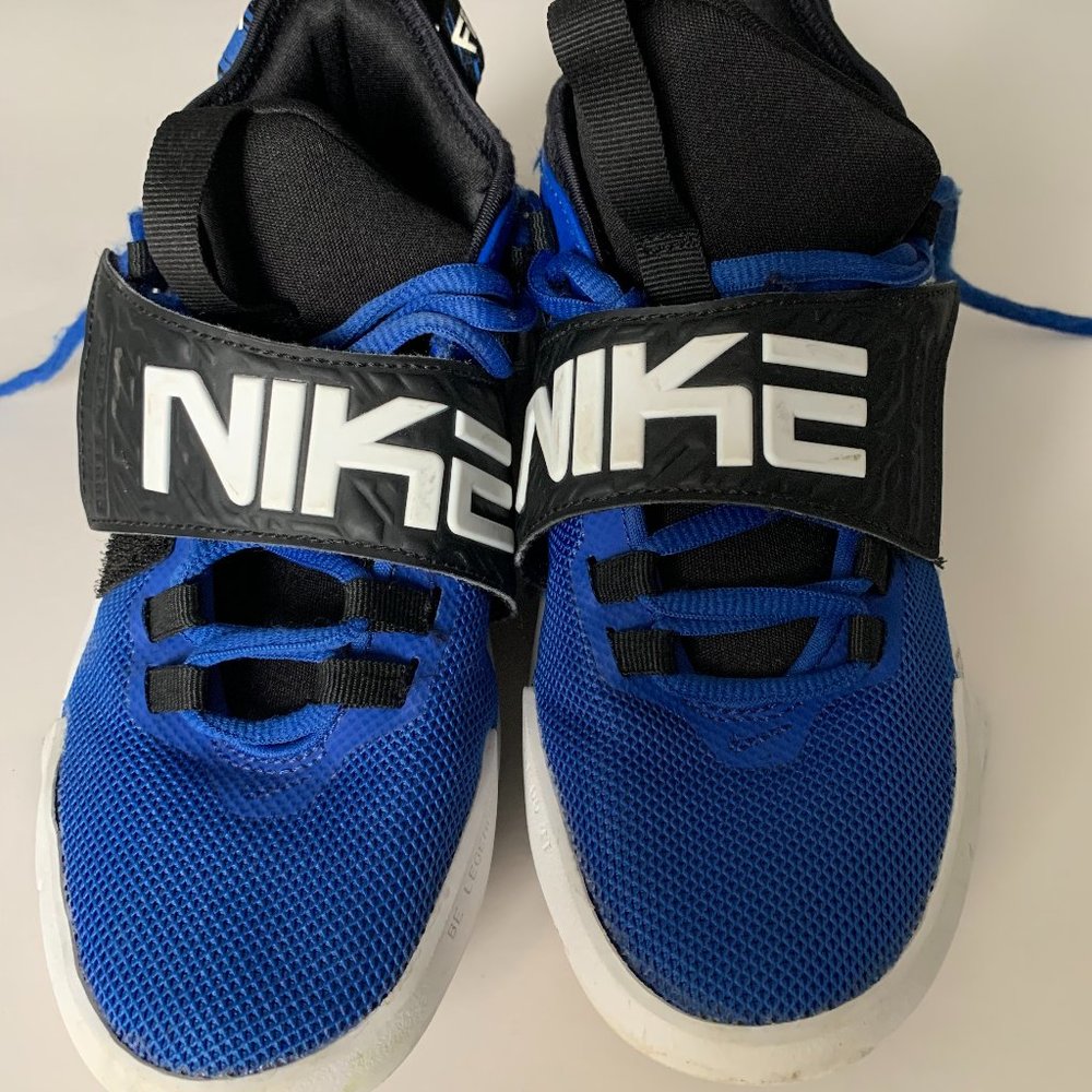 Nike Basketball Shoe - Picture 4 of 5